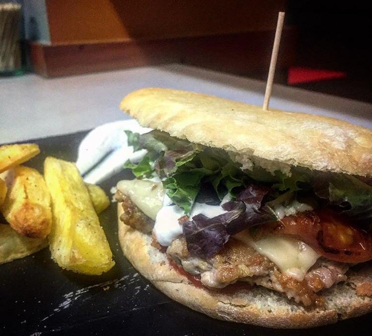 Hamburguesa Especial en Mollete