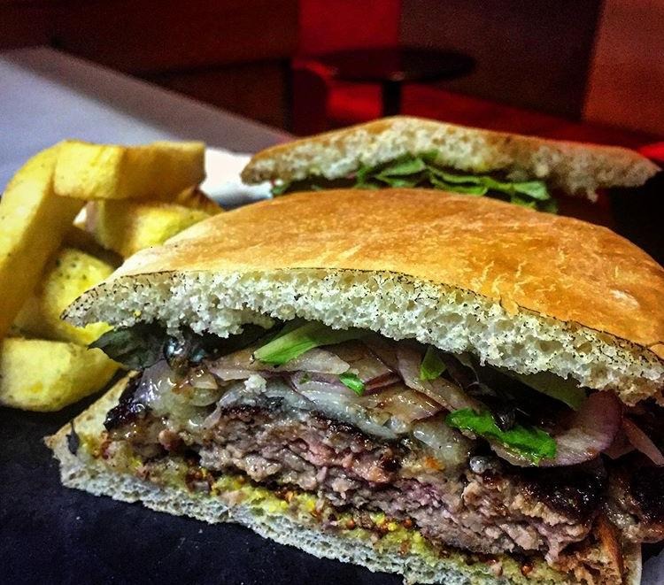 Mollete Burger con Cebolla Caramelizada